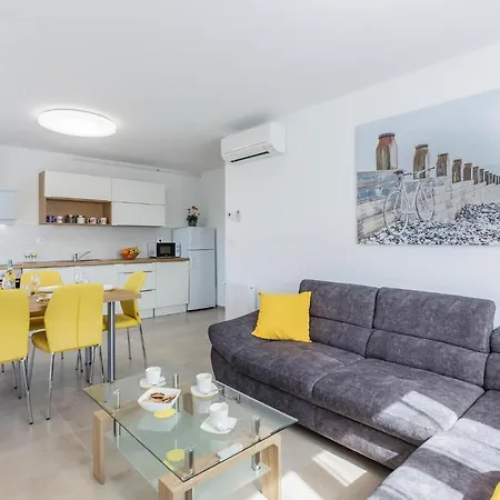 Nice In With Kitchen Apartment Pula