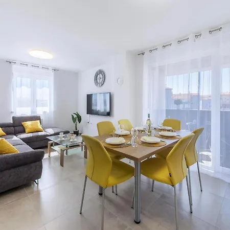 Nice In With Kitchen Apartment Pula