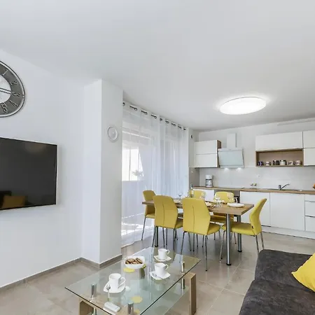 Apartment Nice In With Kitchen Pula