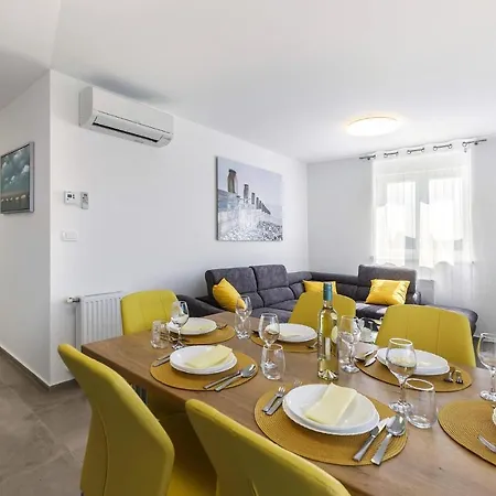Nice In With Kitchen Apartment *