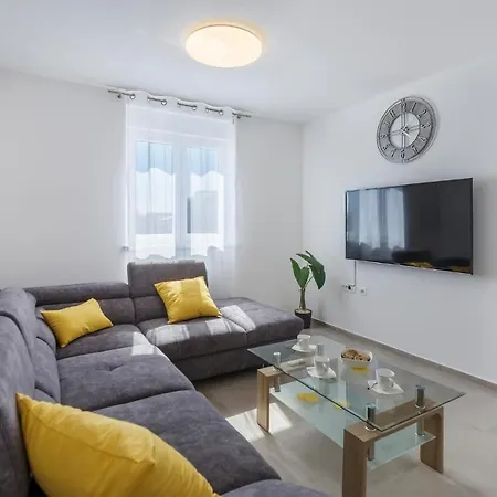 Nice In With Kitchen Apartment Pula